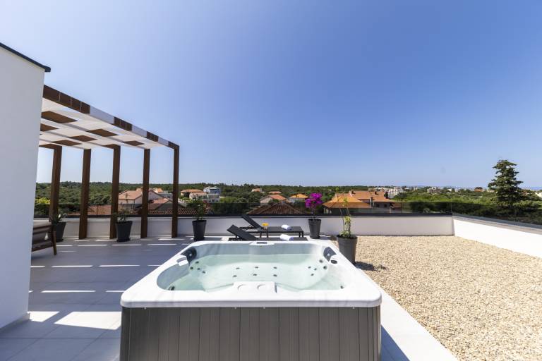 Crowonder Mila Prestige Villa with a Heated Swimming Pool, Sauna and Jacuzzi on the Rooftop — photo 5