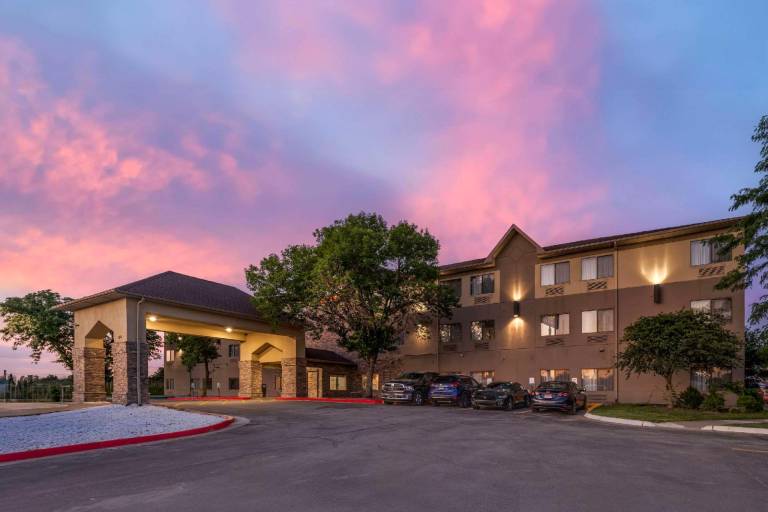 Comfort Suites Omaha East-Council Bluffs — photo 2