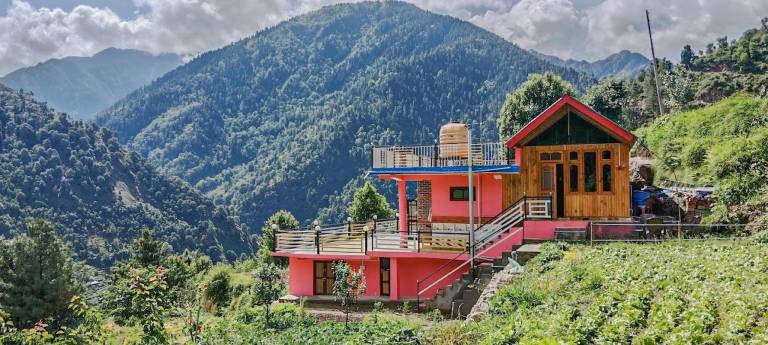 Snow and Field View Homestay in Shangarh
