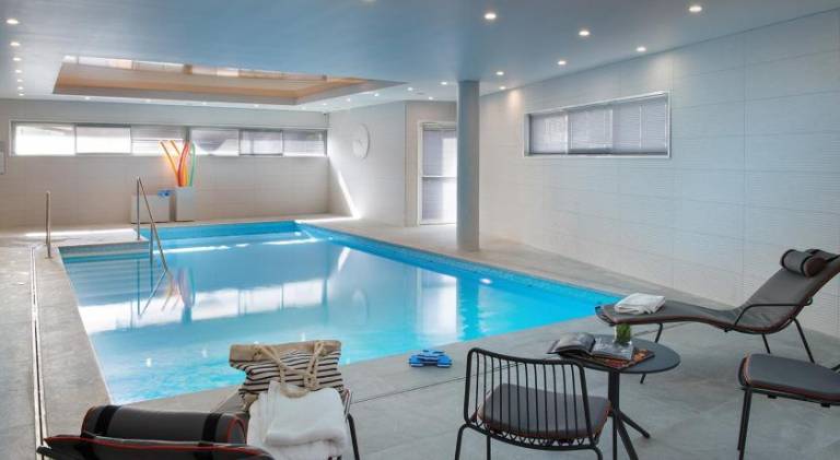 Serviced apartment with patio, yard & pool | Pet-friendly — photo 4