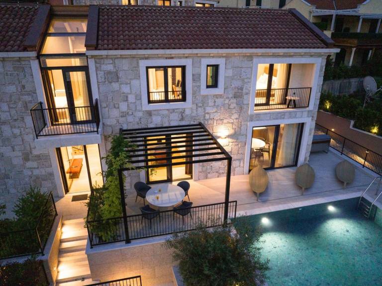 Villa with pool, barbecue & yard in Dubrovnik