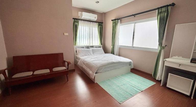 180 m&sup2; Ferienhaus