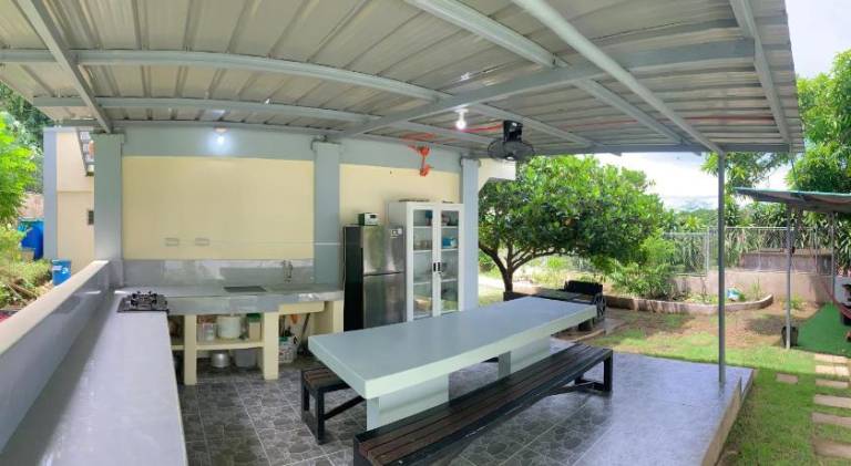 Lodge with BBQ, terrace & garden — photo 4