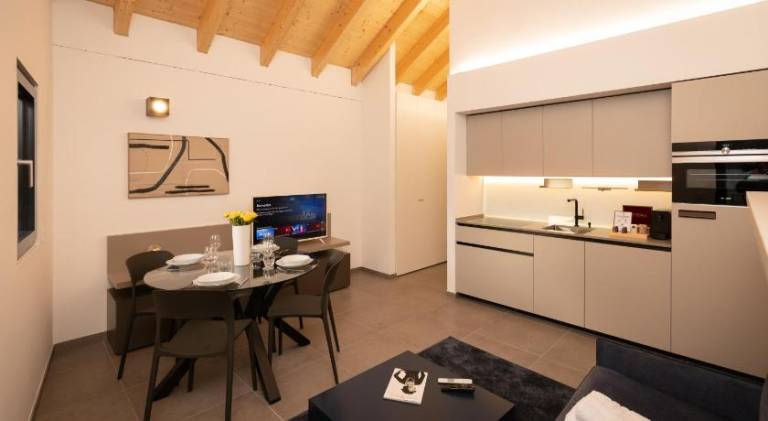 Serviced apartment with patio — photo 2