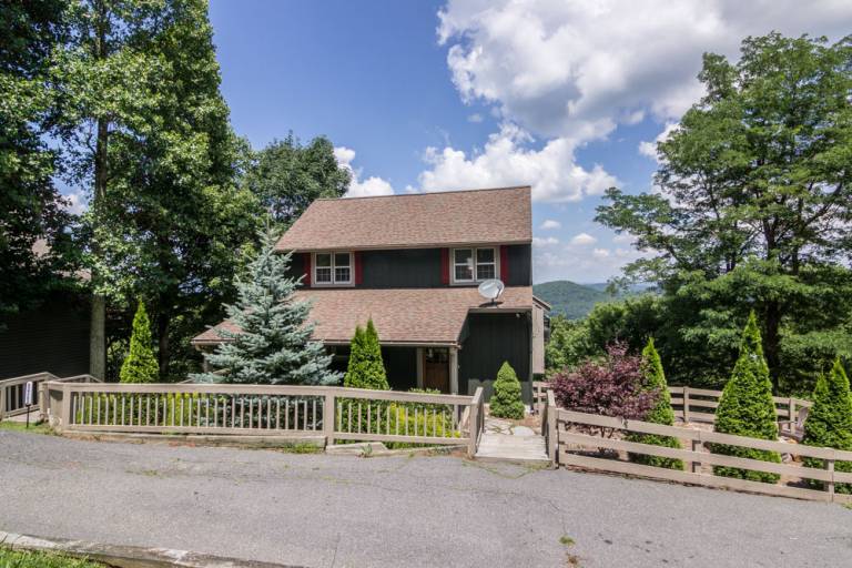 Family-friendly beautiful house with grill & jacuzzi | Mountain view | Dogs allowed in Boone, NC