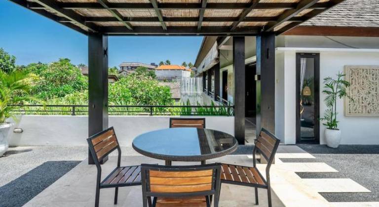 Villa with pool — photo 3