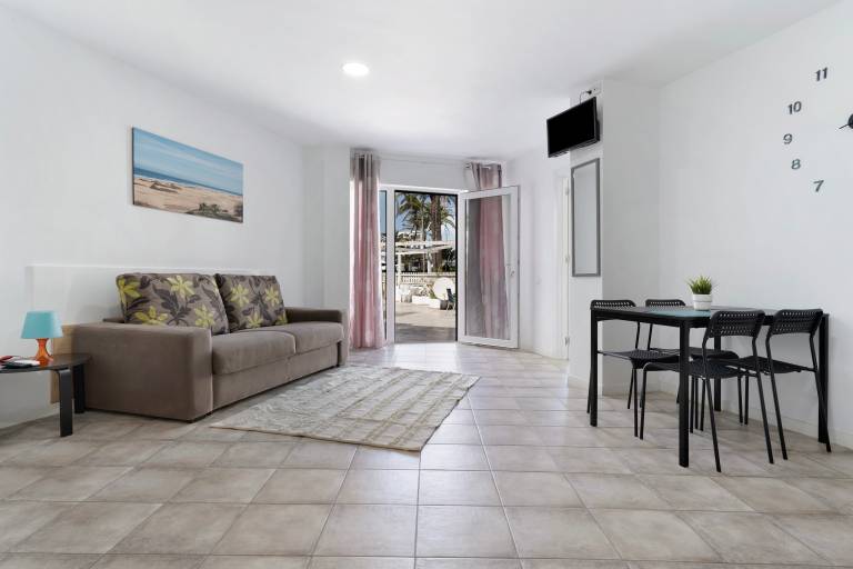 Holiday apartment with pool & patio | City view | Perfect for remote work — photo 4