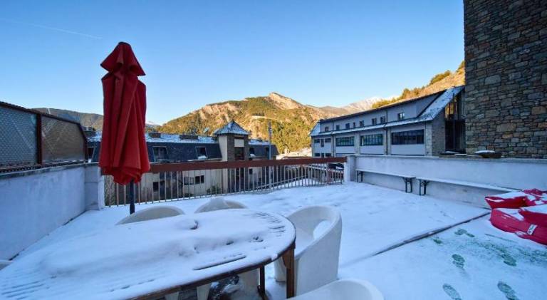 Ample rental apartment with patio | Pets allowed — photo 2