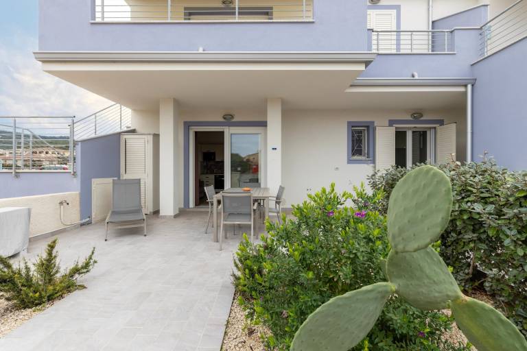 Holiday apartment with patio & yard — photo 3