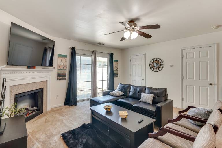 6 Mi to Dtwn Raleigh Townhome w Fenced Patio
