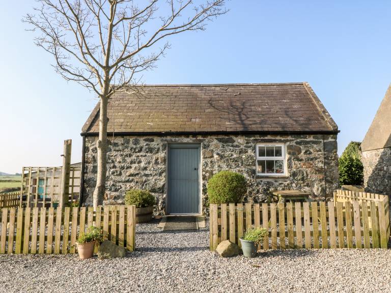 Cottage with garden — photo 2