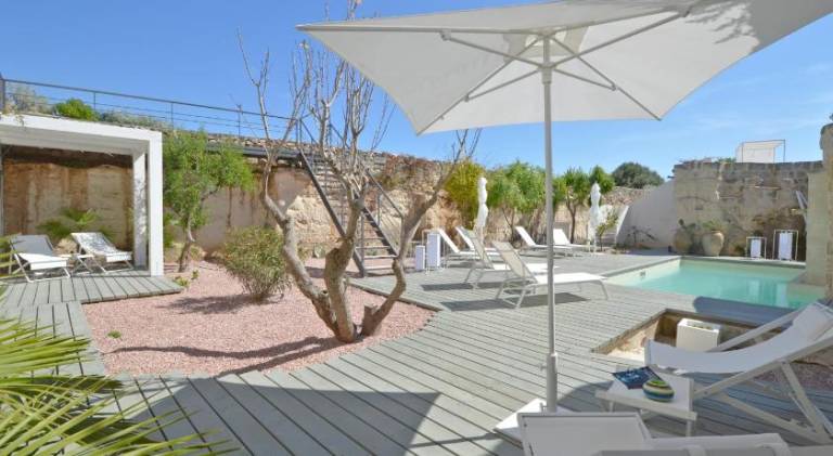 Serviced apartment with pool, terrace & garden — photo 4