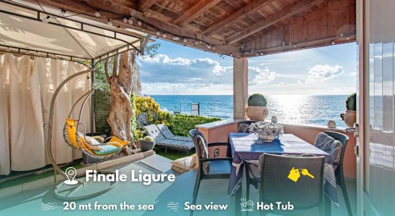SEAHORSEROOM - Frontemare con Idromassaggio in Finale Ligure