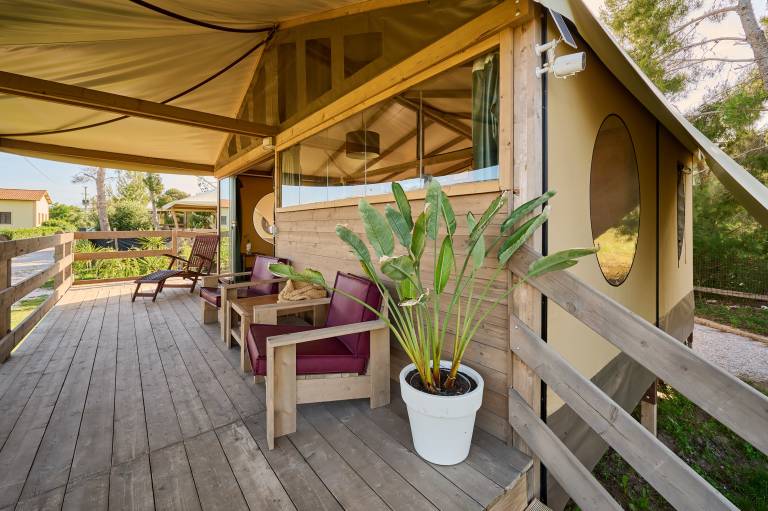 Camping with yard, BBQ & patio | Garden view | Next to the beach | Pets allowed — photo 2