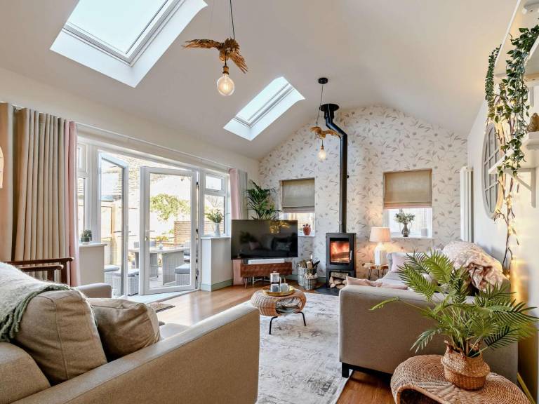 Cottage with yard & grill in Stroud
