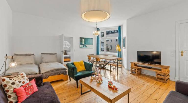 TheWilhelmshavener Group Apartment, group & family friendly, 100m2, 2BR, 1 living room, huge table, in Berlin