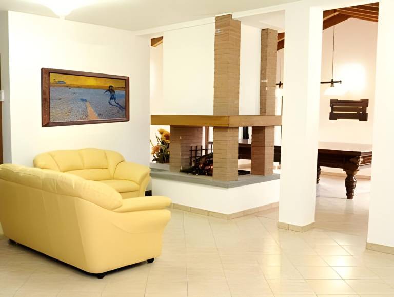 Vacation home with pool, patio & yard — photo 4