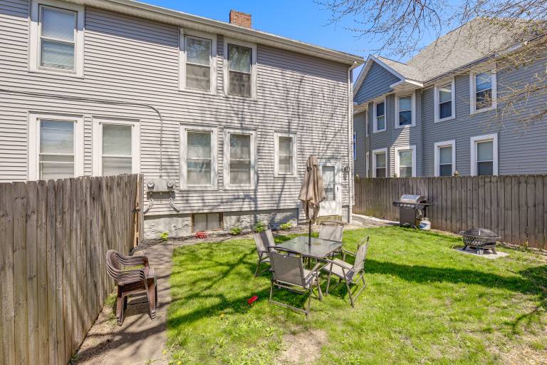 1 Mi to Niagara Falls! Family Home w/ Shared Yard — photo 4