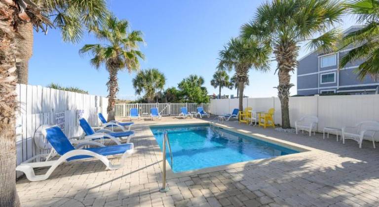 Vacation home with pool | Beach nearby | Pet-friendly — photo 4