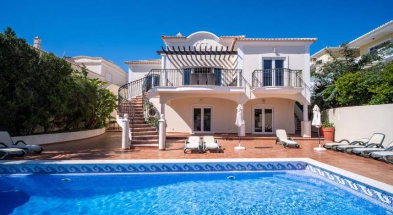 Vacation home with yard, terrace & private pool in Lagos