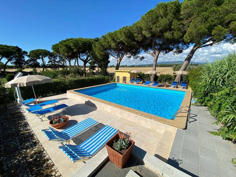 Children-friendly vacation home with yard, patio & pool | Garden view | Dogs allowed — photo 2