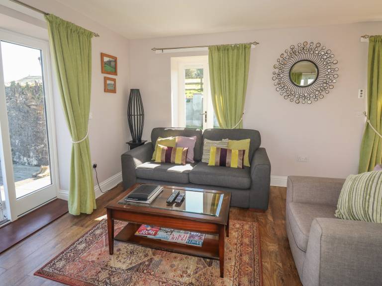 Family-oriented cottage with yard & patio | Pet-friendly — photo 4