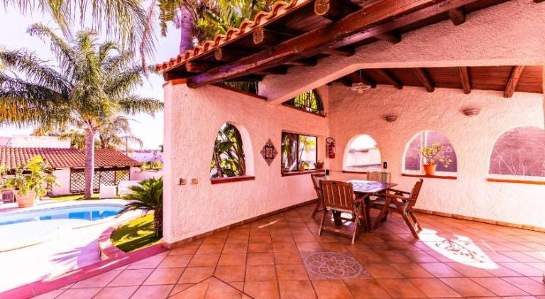 Beautiful villa with jacuzzi & pool | Pets allowed — photo 2