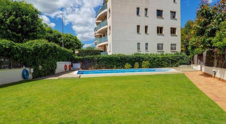 Pleasant apartment with patio, yard & pool | Pets allowed — photo 5
