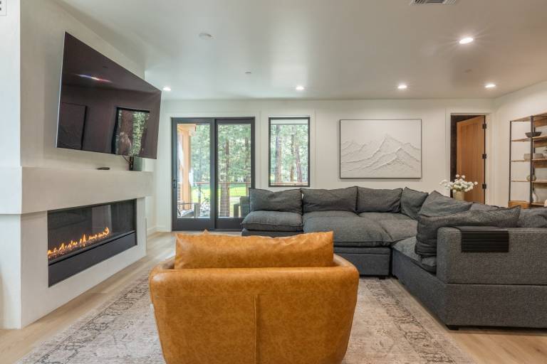 New Luxury 4BR /3BA Obsidian Reserve 126 – Private Hot Tub & Sauna, 2-Car Garage, gr8 Views! in Mammoth Lakes, CA