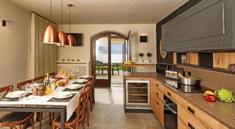 Villa Victoria: Luxury waterfront villa with splendid views — photo 2