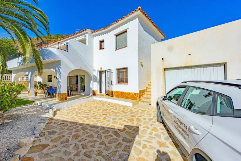 Villa with grill, patio & private pool — photo 3