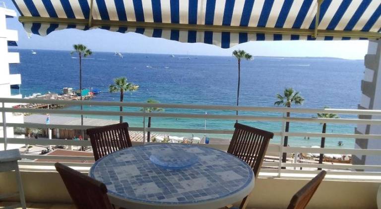 Holiday apartment with 2 rooms for 4 persons in Antibes