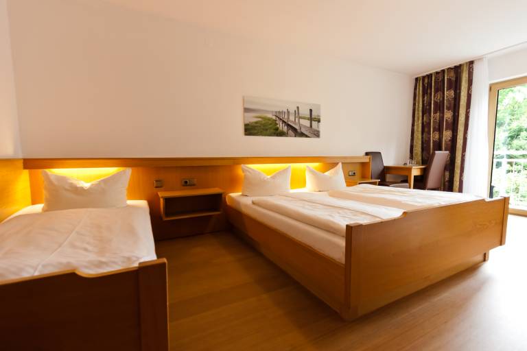 Dreibettzimmer mit Dusche WC