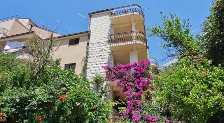 Apartment with yard & terrace — photo 4