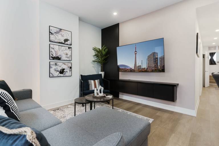 Modern Downtown Suite—2 min to Transit Sleeps 8