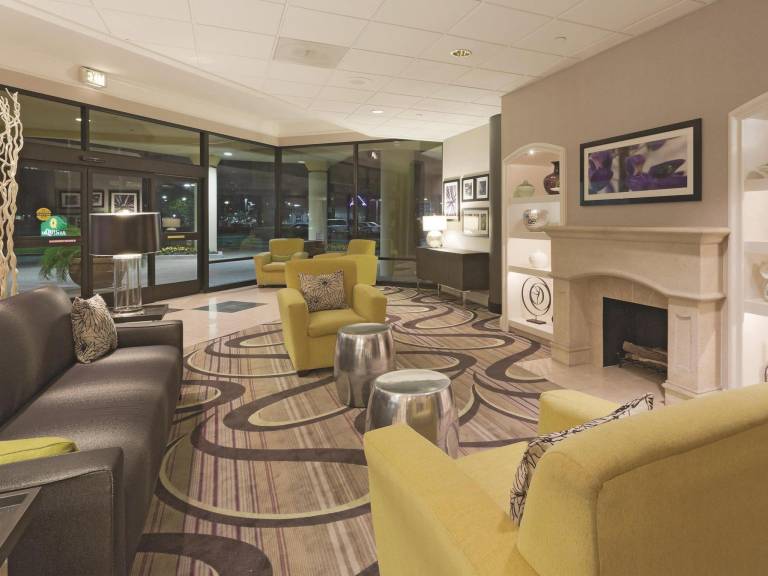 La Quinta Inn & Suites by Wyndham Buena Park — photo 2