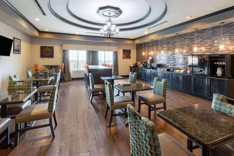 La Quinta Inn & Suites by Wyndham Fort Worth - Lake Worth — photo 3