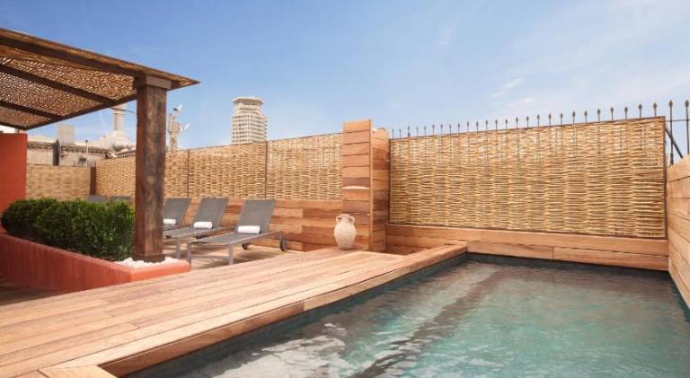 Holiday apartment with terrace & pool | Near Barcelona Cathedral in Barcelona