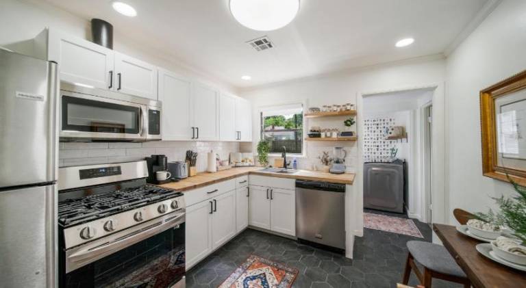 Next to Expo, 5 beds, Hot-tub, corn hole, pets! — photo 3