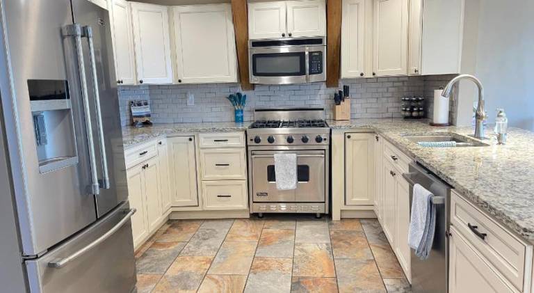 Well appointed residence with 3 bedrooms 4 beds — photo 3