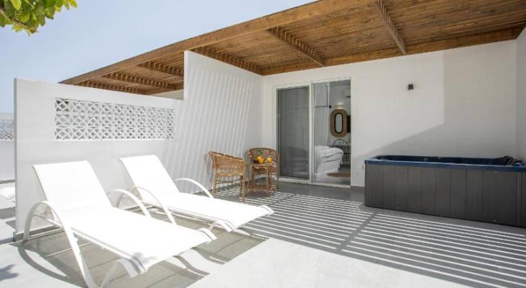 Serviced apartment with terrace, hot tub & garden — photo 2