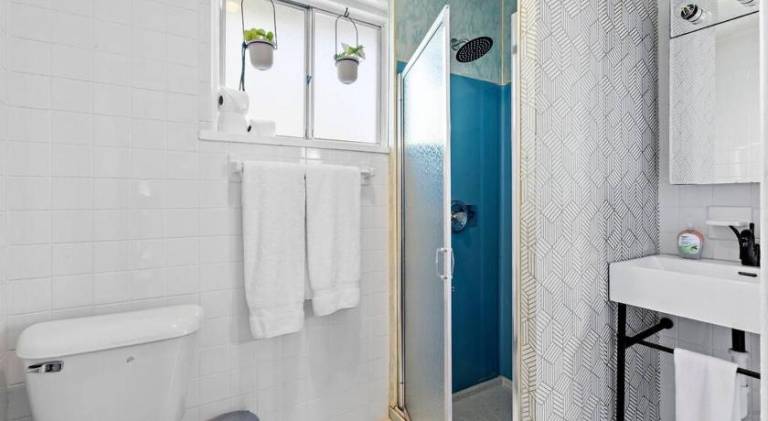 1 Block to Beach - 8BR 5BA Modern Historic Home — photo 4