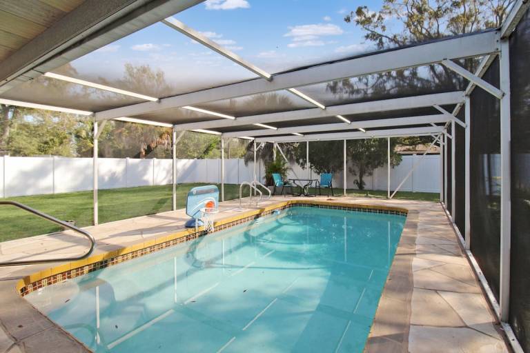 Bright and cozy pool home in Sarasota Bali Poolside