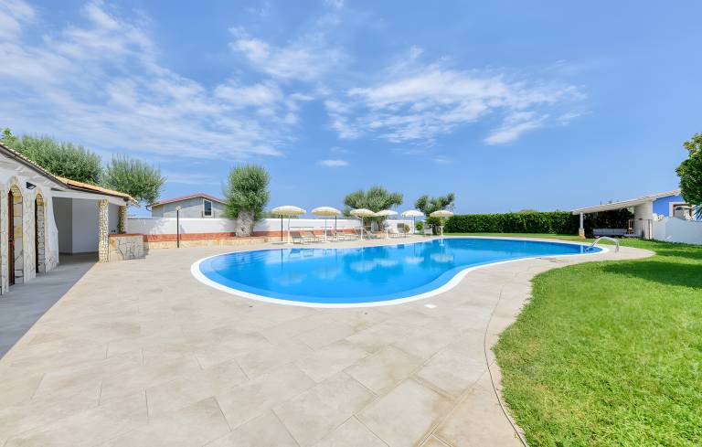 Children-friendly beautiful villa with BBQ, private pool & yard | Garden view | Pets are welcome — photo 2