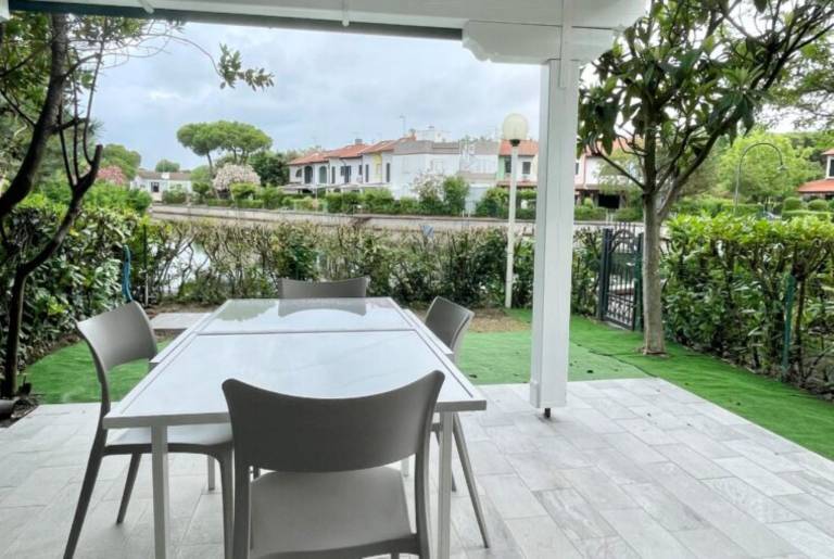 Villa with barbecue, yard & terrace | Garden view — photo 2