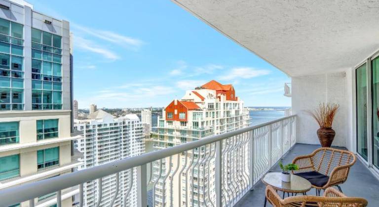 Rental apartment with sauna, yard & barbeque in Miami, FL