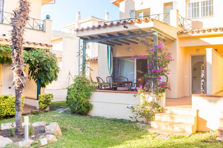 House with terrace, yard & pool | Garden view — photo 2