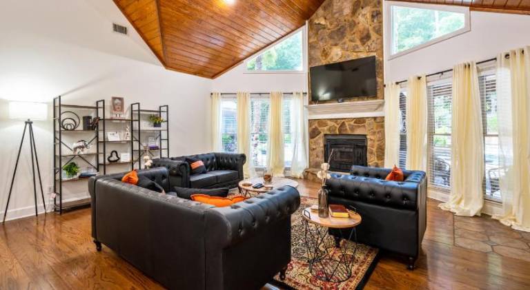 Vacation home with pool — photo 4