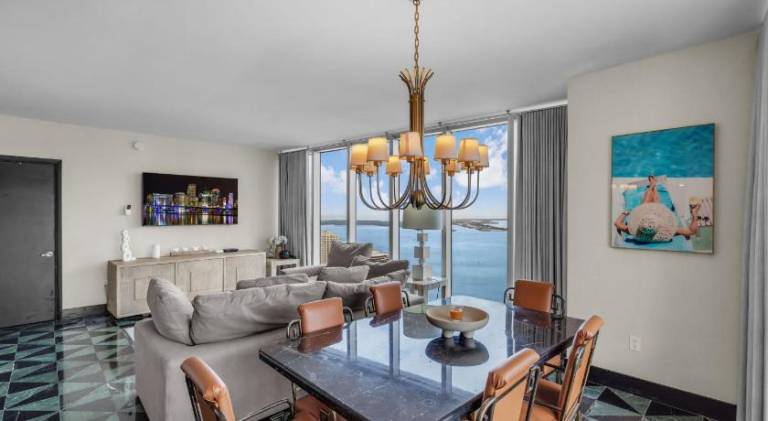 Rental apartment with jacuzzi & pool | Next to Bayfront Park in Miami, FL