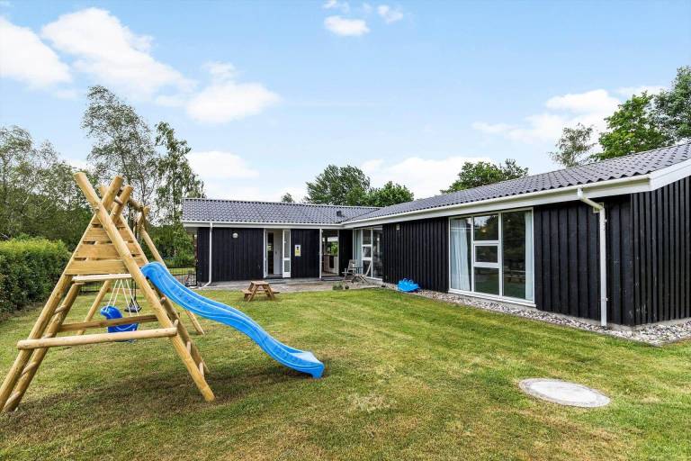 Vacation home with pool, BBQ & jacuzzi in Ebeltoft